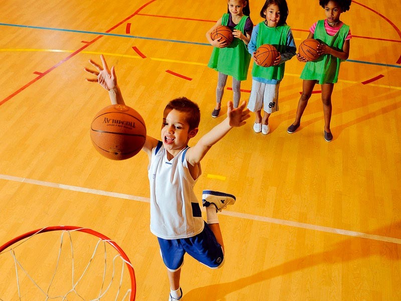 piso-deportivo-taraflex-en-cancha-de-basketball-infantil
